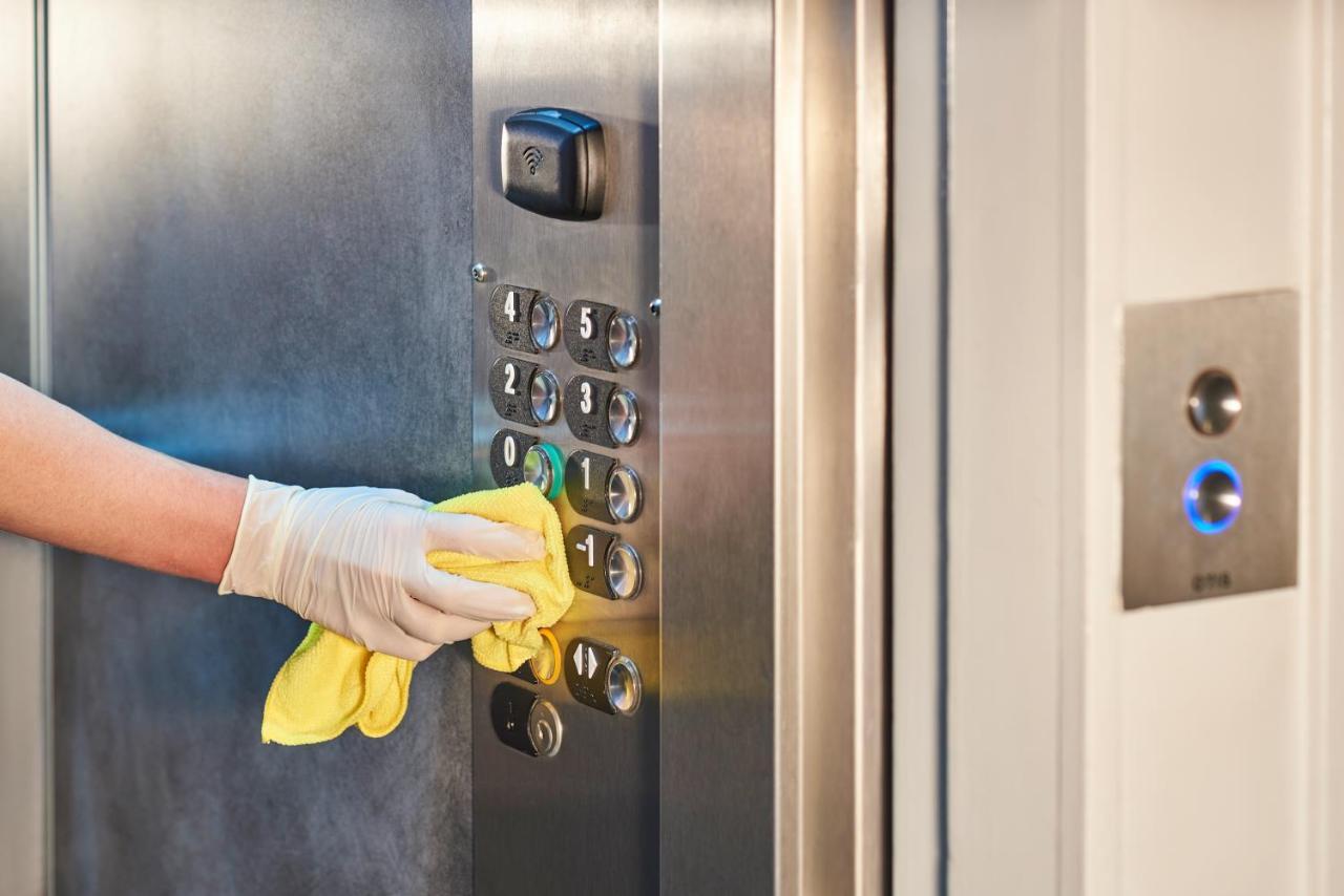 Novotel Chennai Chamiers Road Exterior foto Disinfection of elevator buttons