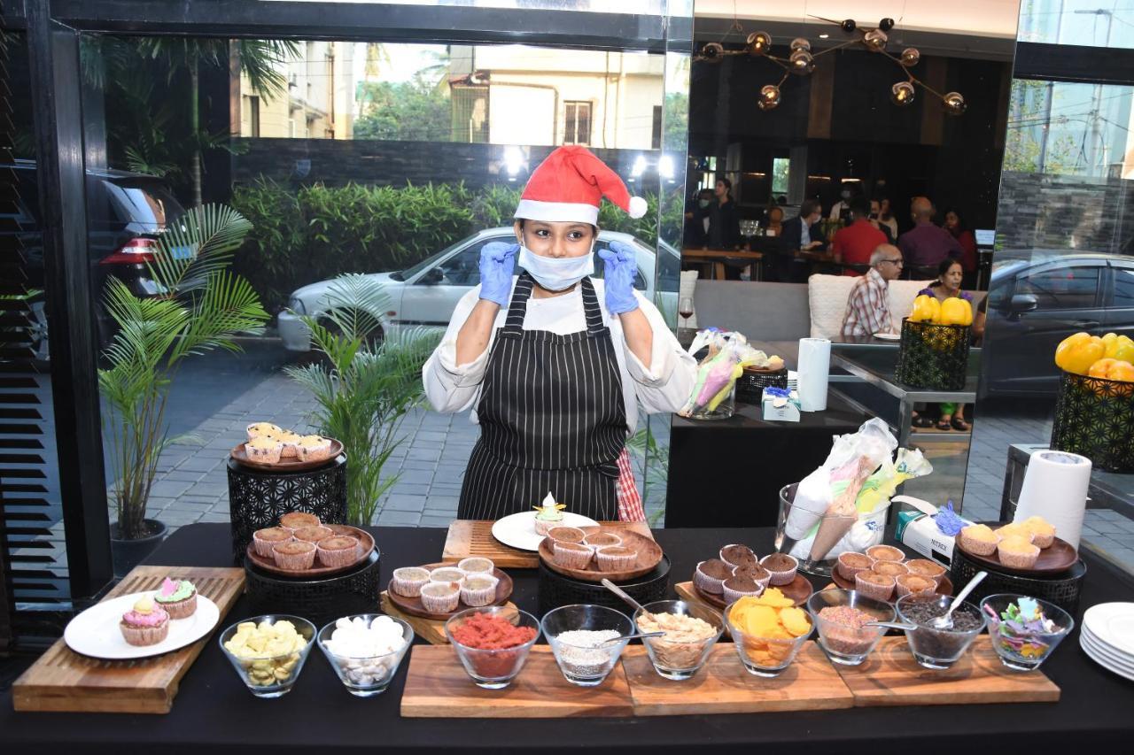 Novotel Chennai Chamiers Road Exterior foto A pastry chef at work
