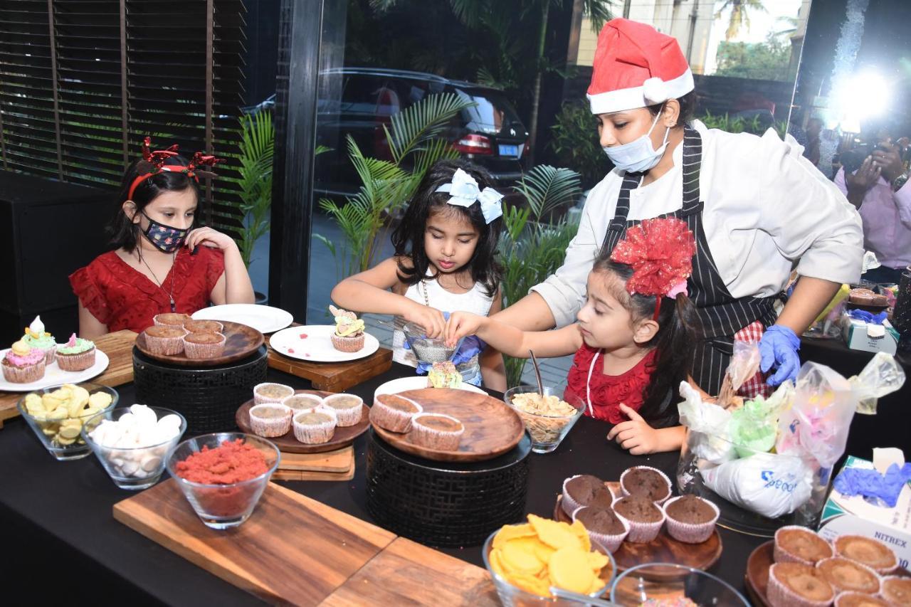Novotel Chennai Chamiers Road Exterior foto A chef at work