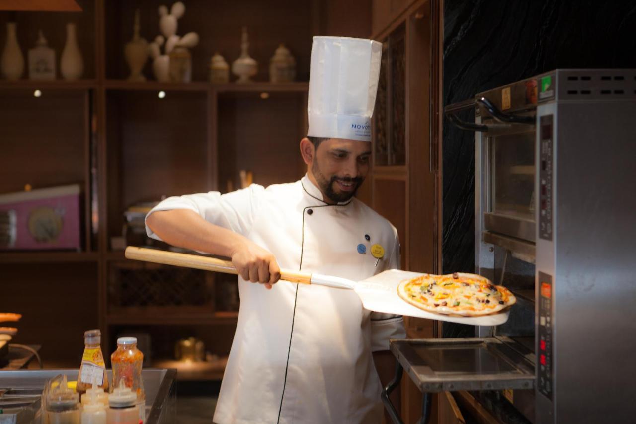 Novotel Chennai Chamiers Road Exterior foto A pizzaiolo in action