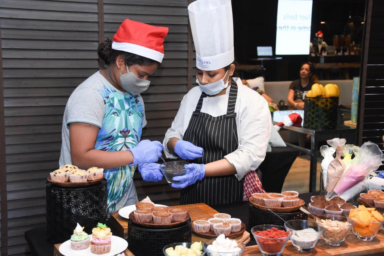 Novotel Chennai Chamiers Road Exterior foto A chef at work