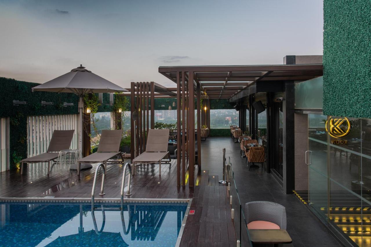 Novotel Chennai Chamiers Road Exterior foto Rooftop pool at the hotel
