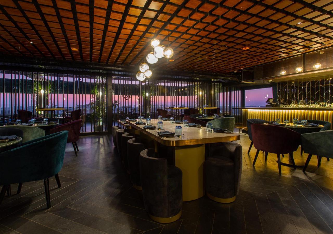 Novotel Chennai Chamiers Road Exterior foto The interior of the restaurant