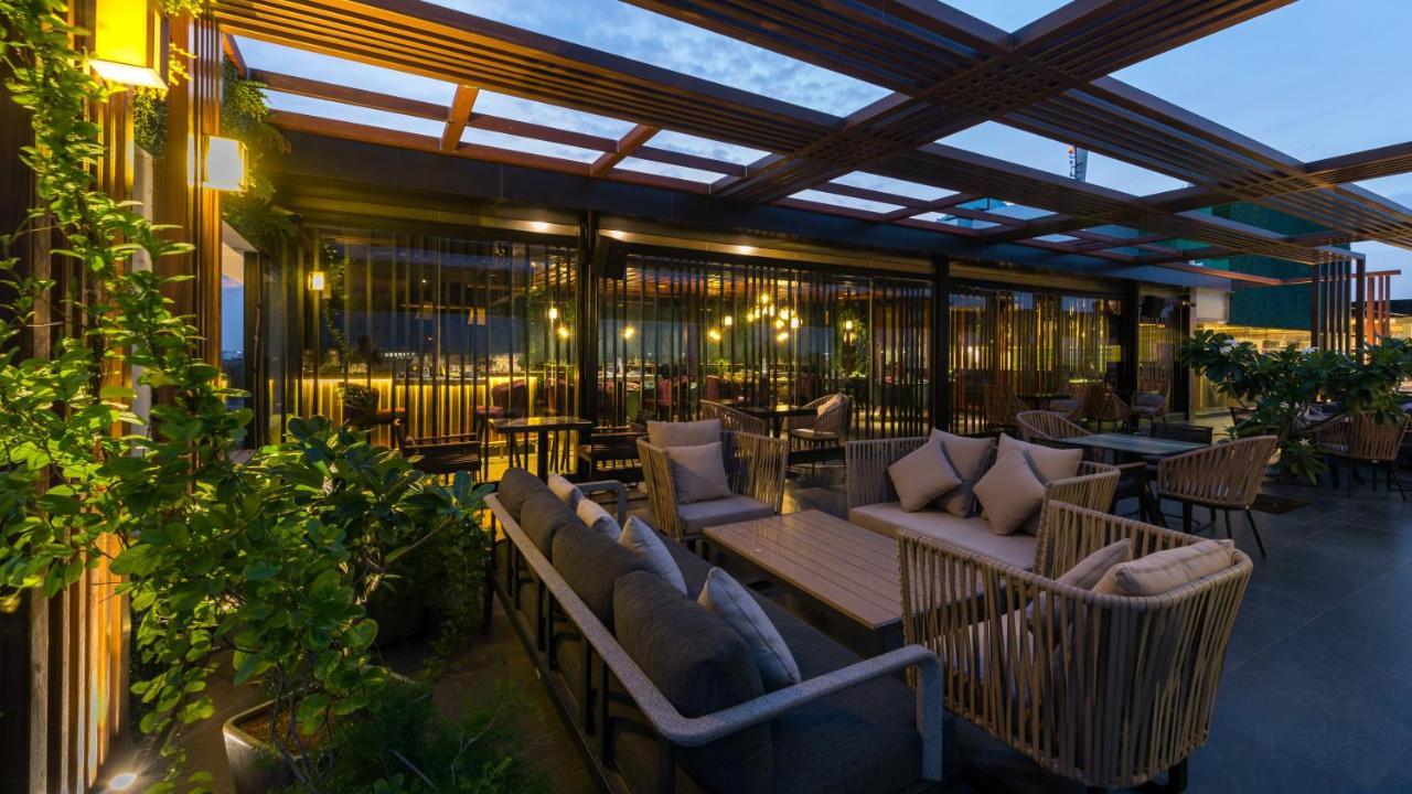 Novotel Chennai Chamiers Road Exterior foto The Terrace