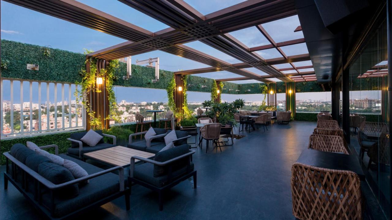 Novotel Chennai Chamiers Road Exterior foto The Sky Bar
