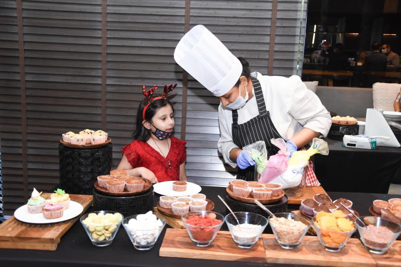 Novotel Chennai Chamiers Road Exterior foto A child learning cooking