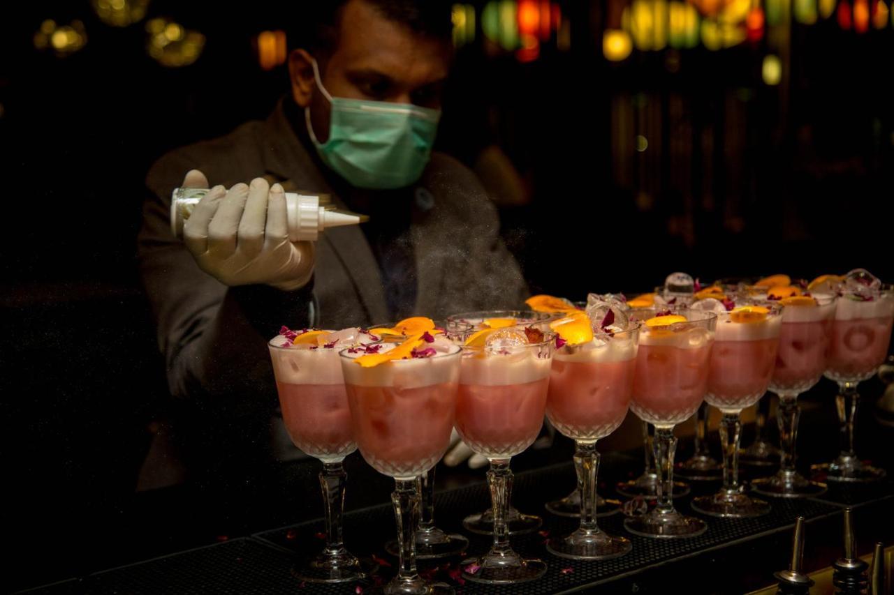 Novotel Chennai Chamiers Road Exterior foto A bartender wearing a face mask in a nightclub in Dubai, United Arab Emirates