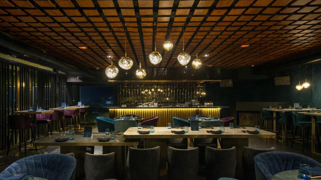Novotel Chennai Chamiers Road Exterior foto The interior of the restaurant