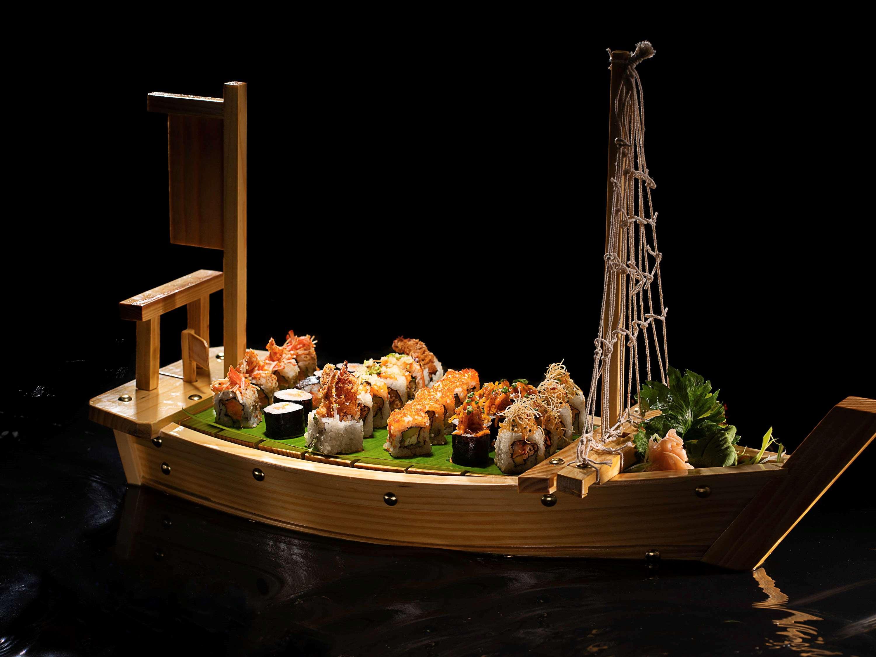 Novotel Chennai Chamiers Road Exterior foto Sushi boat