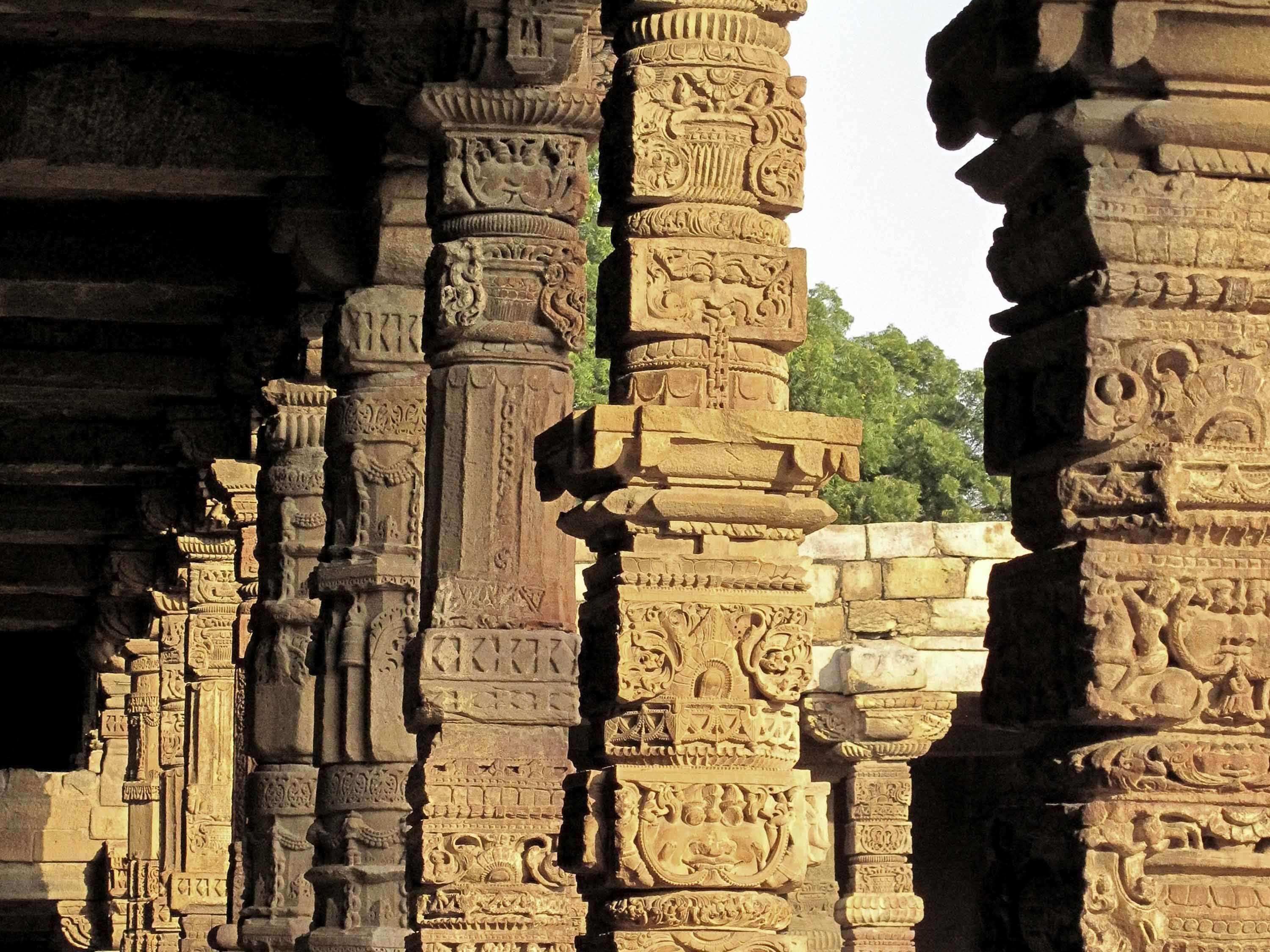Novotel Chennai Chamiers Road Exterior foto The temple's intricate carvings