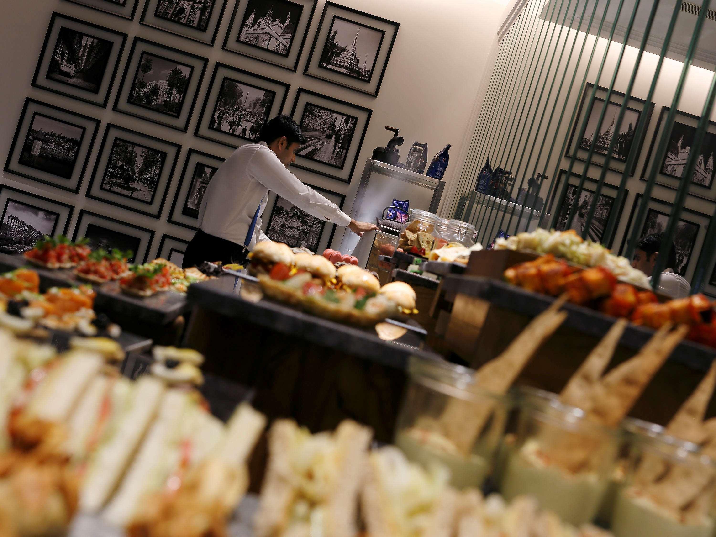 Novotel Chennai Chamiers Road Exterior foto A buffet at a hotel