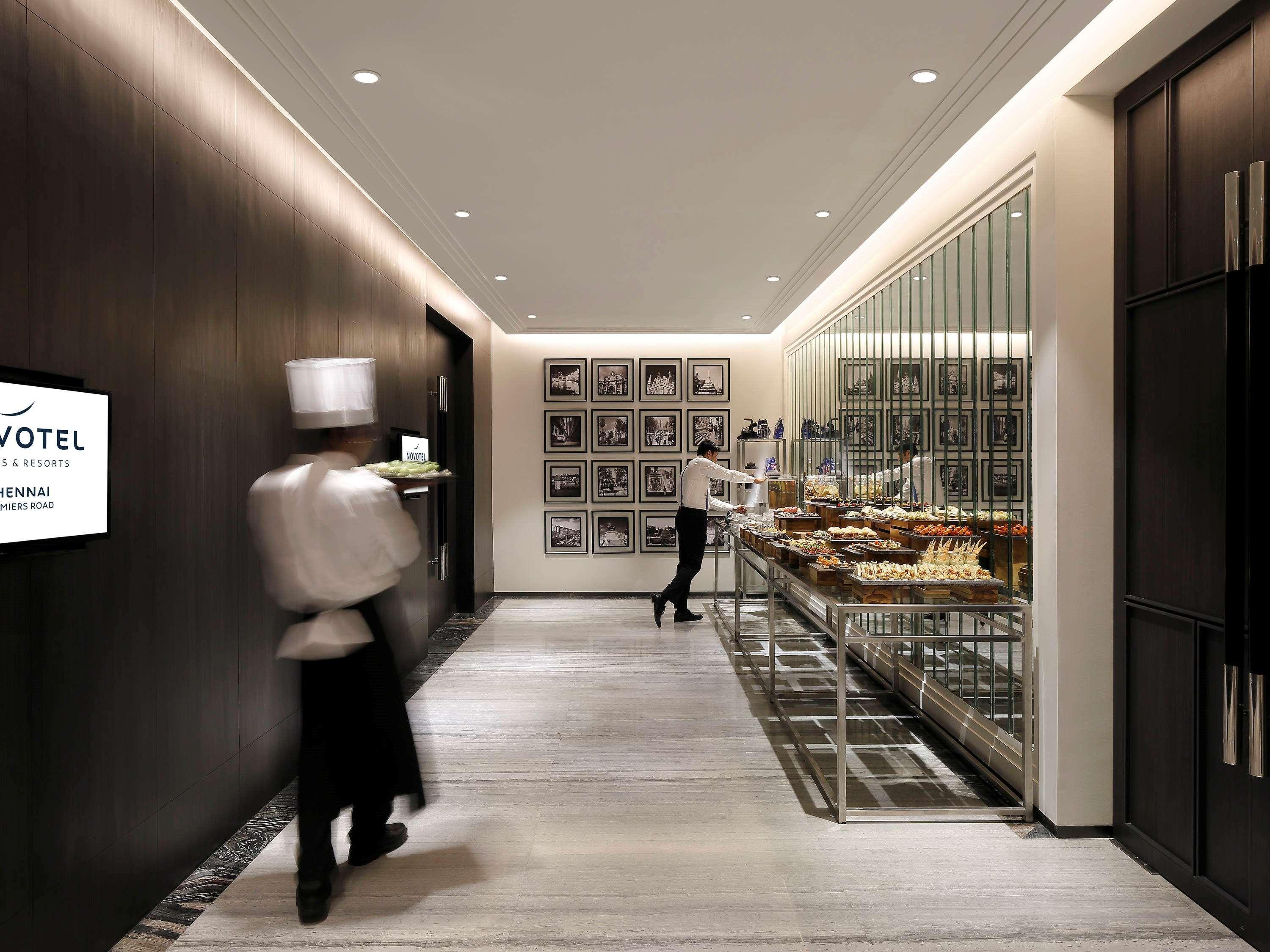 Novotel Chennai Chamiers Road Exterior foto The kitchen at the hotel