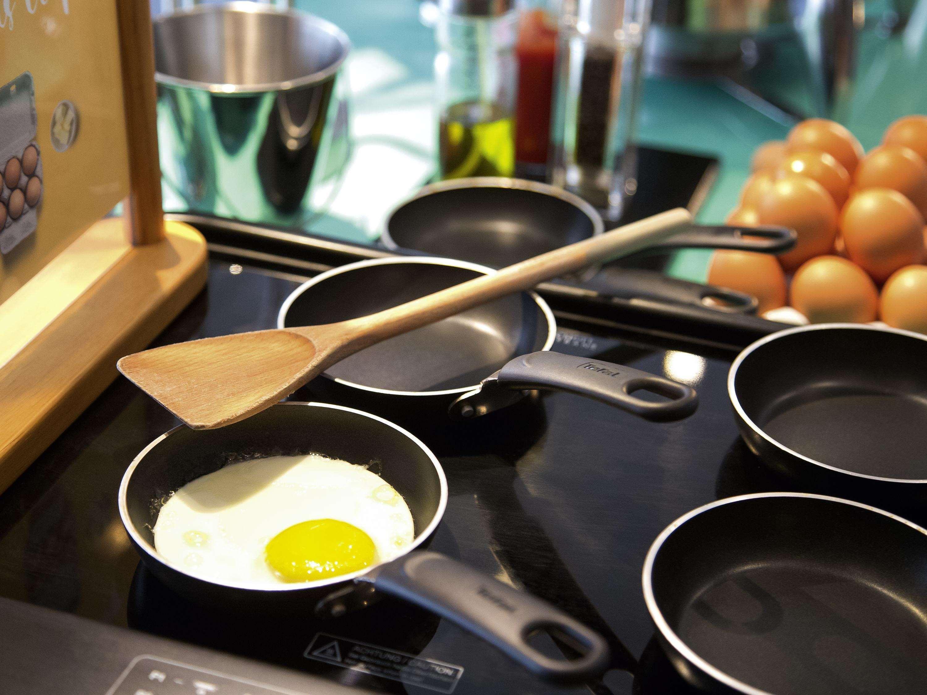 Novotel Chennai Chamiers Road Exterior foto Non-stick frying pans