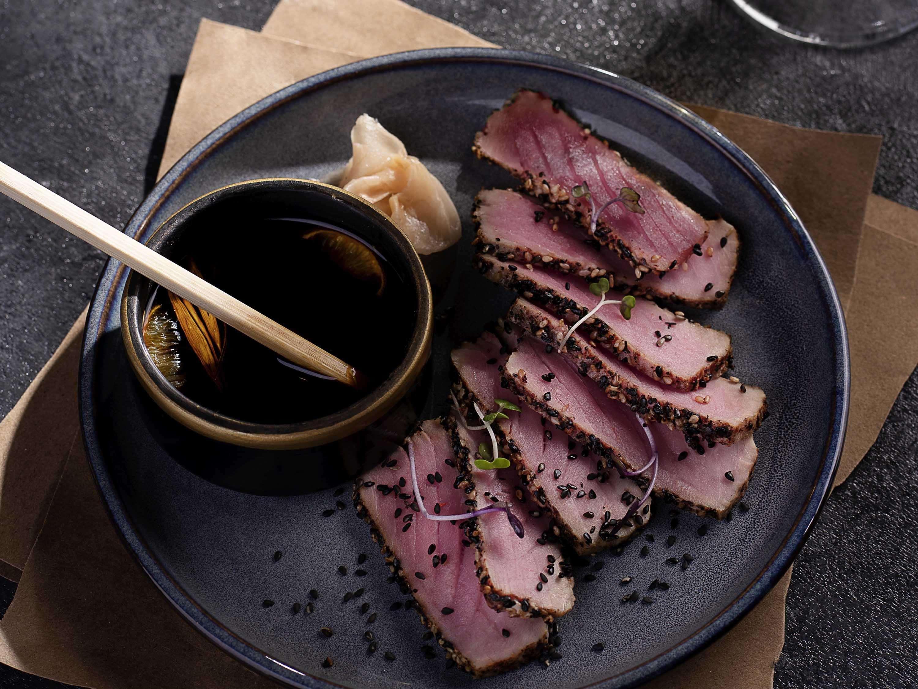 Novotel Chennai Chamiers Road Exterior foto Tuna sashimi