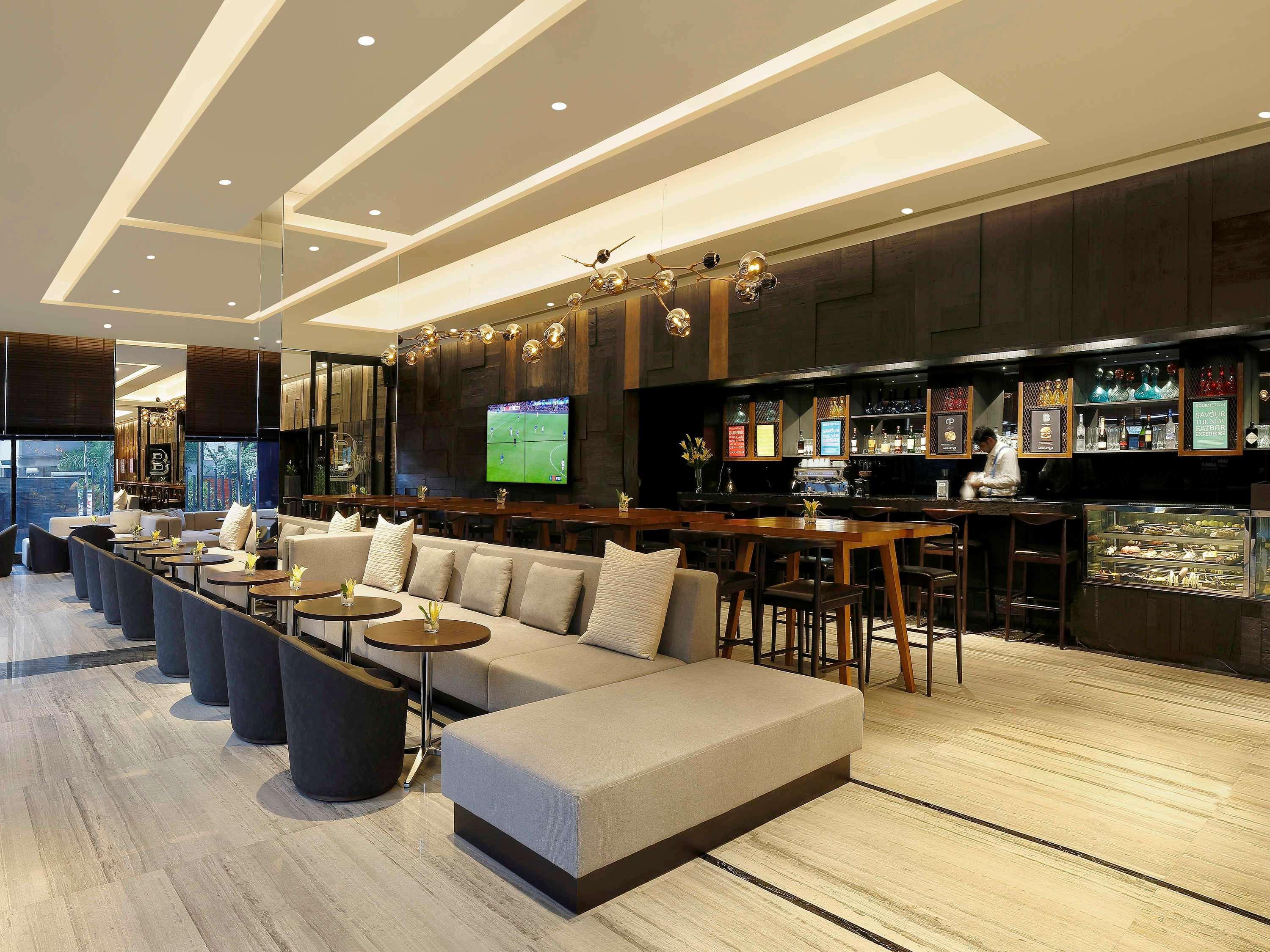 Novotel Chennai Chamiers Road Exterior foto The lounge at the airport