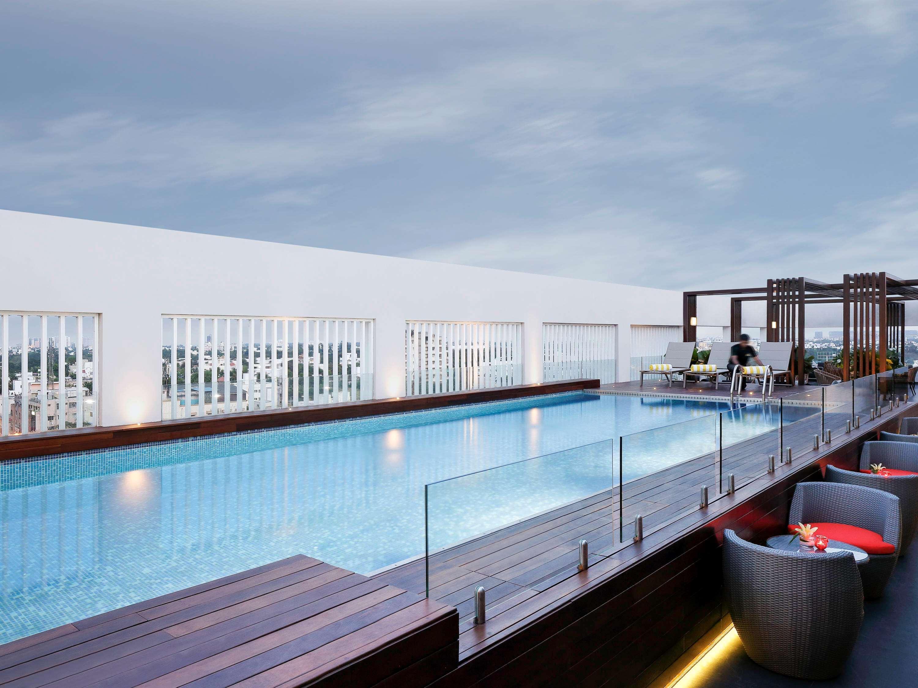 Novotel Chennai Chamiers Road Exterior foto The swimming pool at the hotel