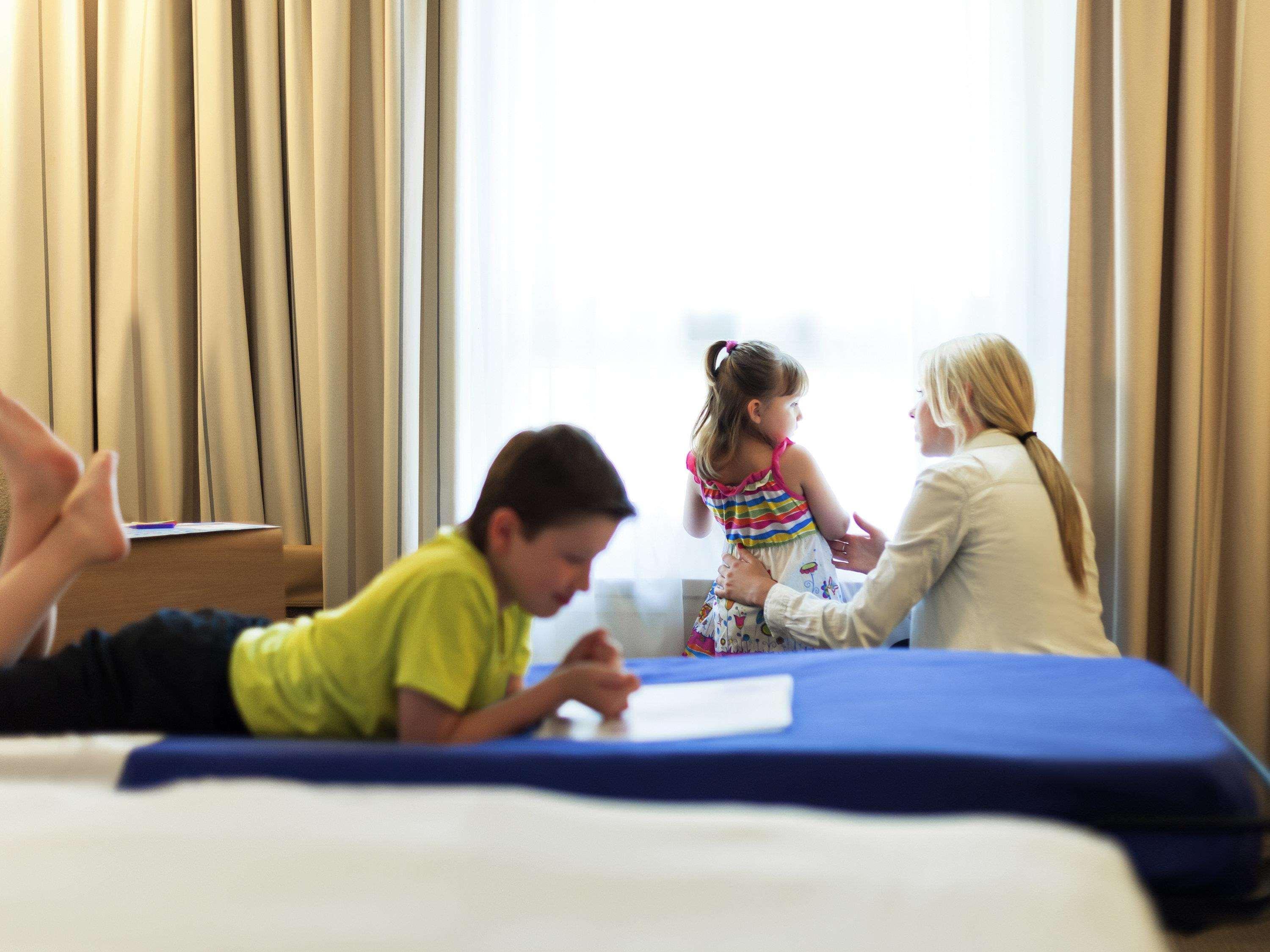 Novotel Chennai Chamiers Road Exterior foto Children at the hotel