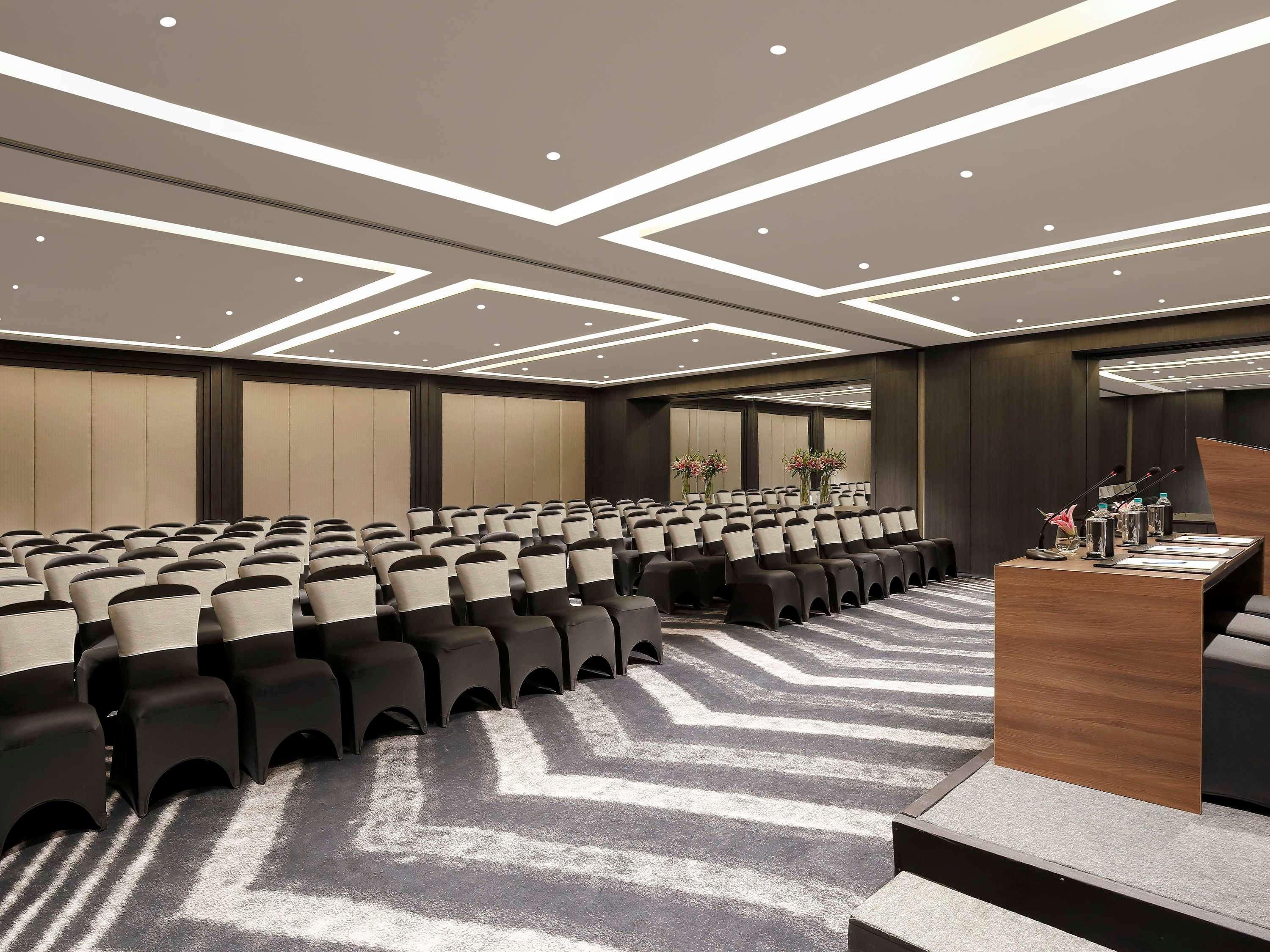 Novotel Chennai Chamiers Road Exterior foto The ballroom
