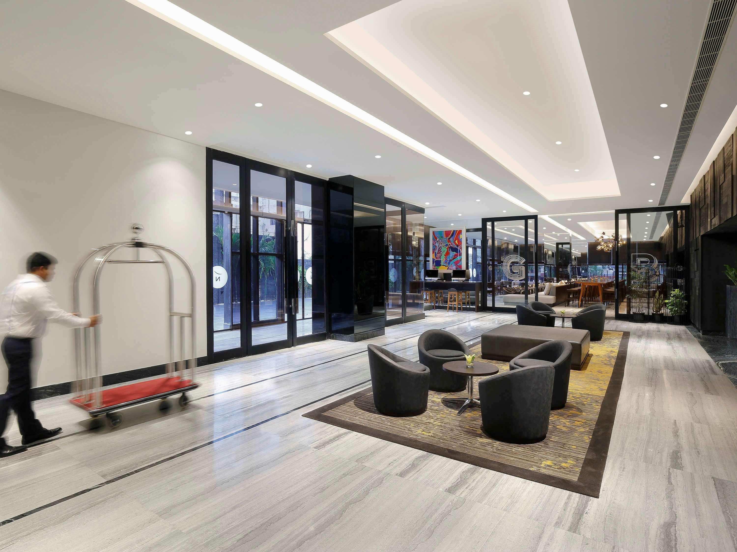 Novotel Chennai Chamiers Road Exterior foto The lobby of the hotel