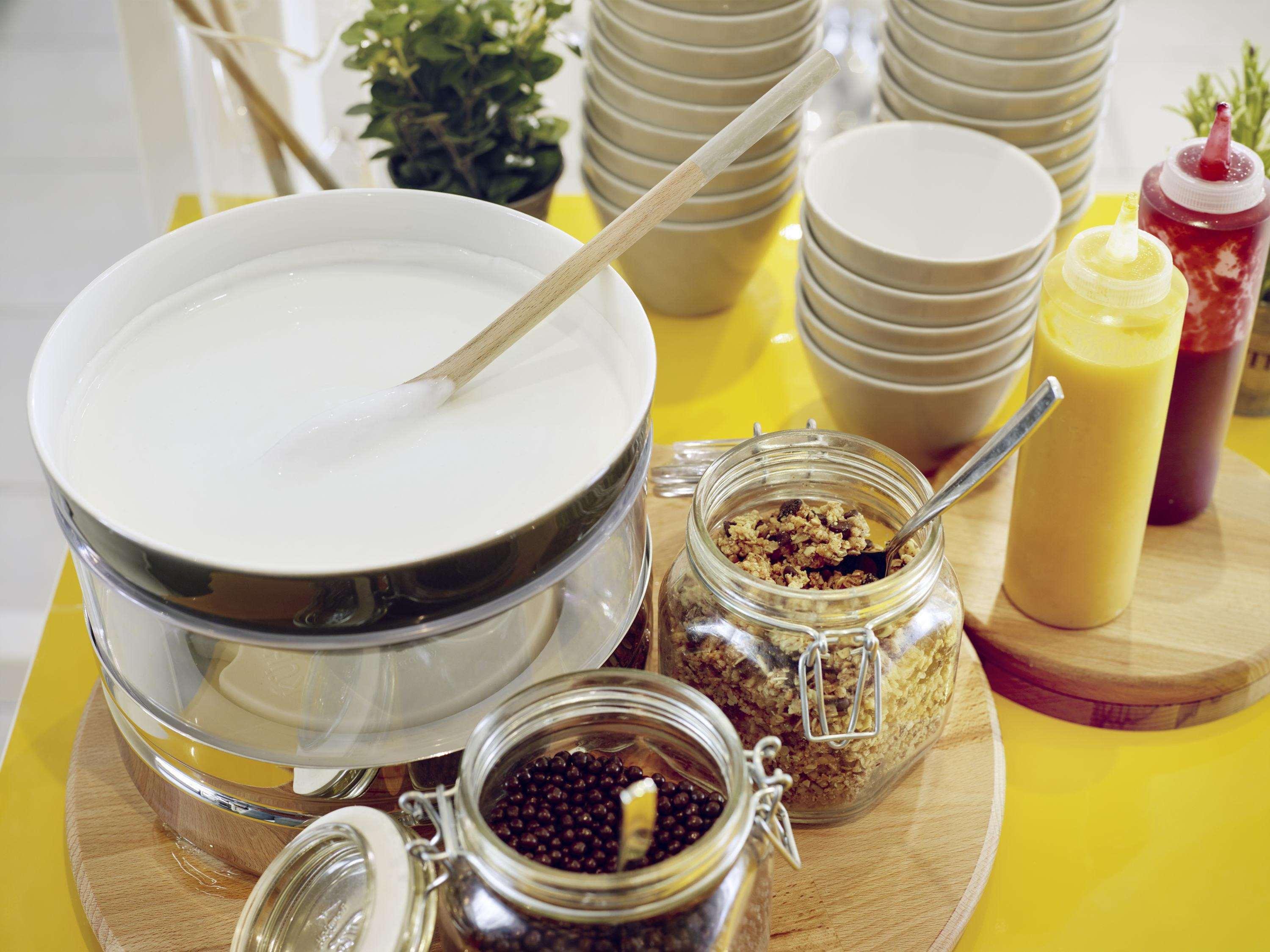 Novotel Chennai Chamiers Road Exterior foto A chafing dish