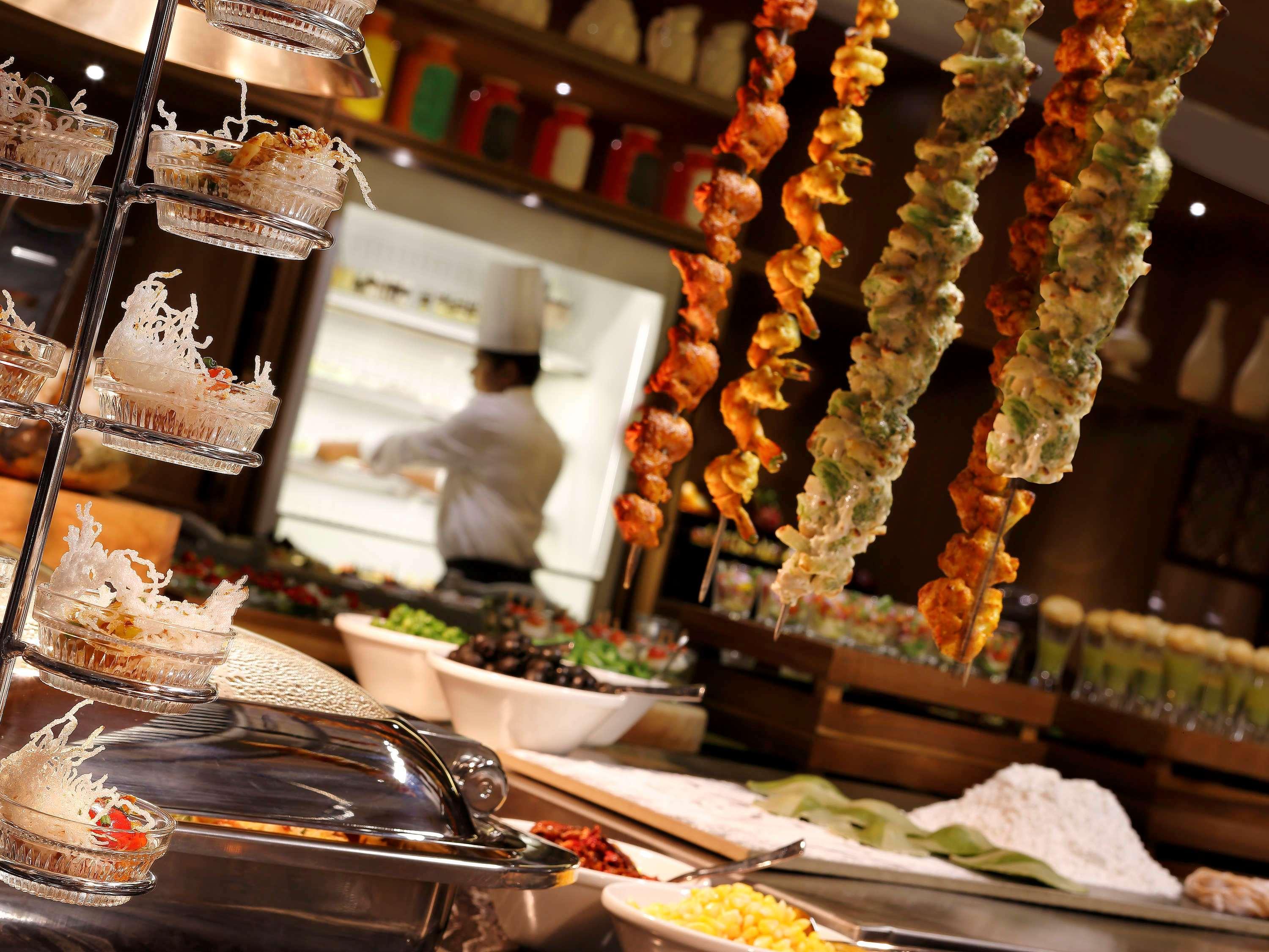 Novotel Chennai Chamiers Road Exterior foto Indian cuisine