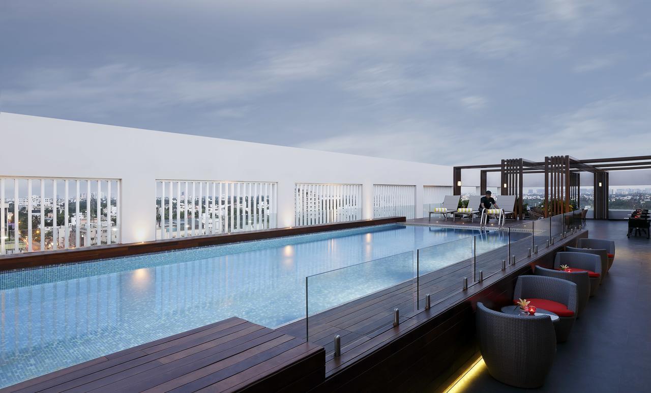 Novotel Chennai Chamiers Road Exterior foto The swimming pool at the hotel