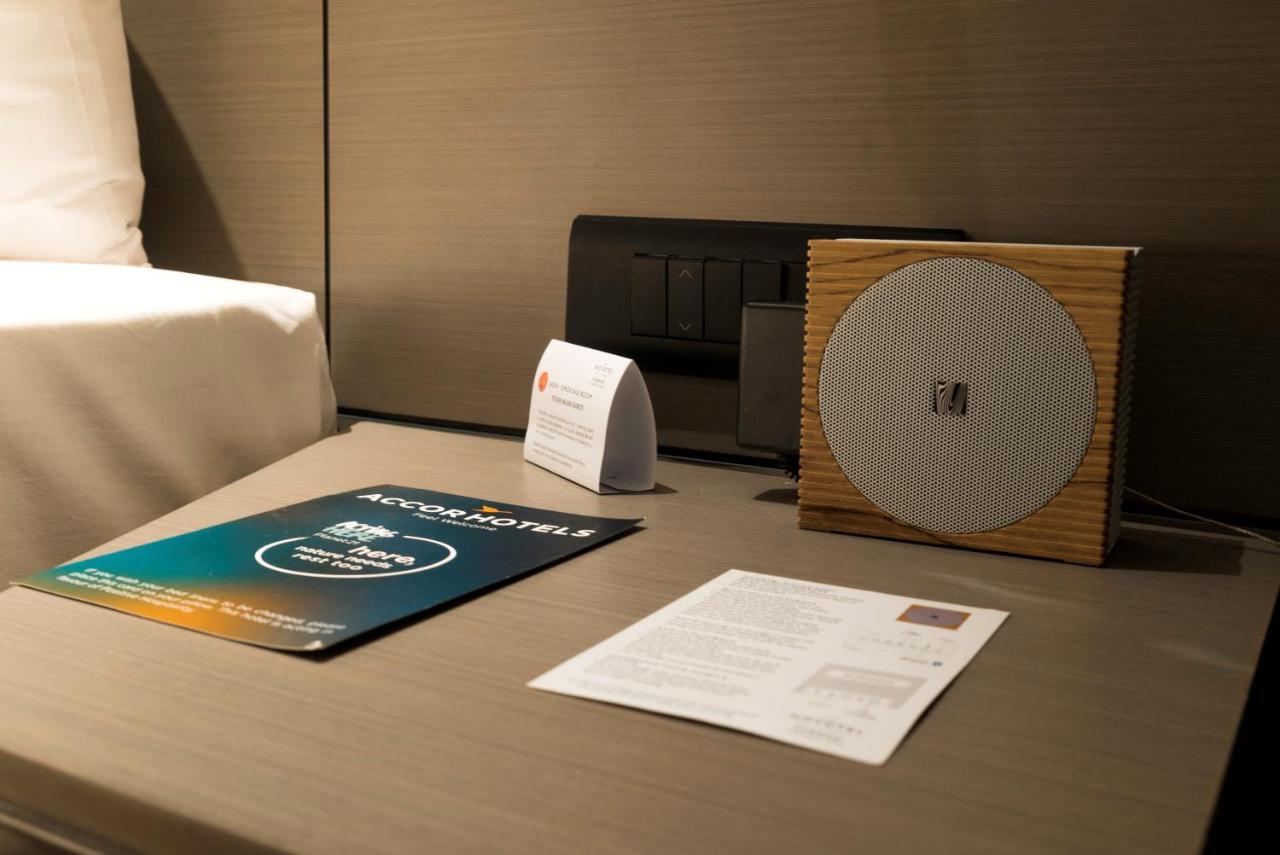 Novotel Chennai Chamiers Road Exterior foto A digital alarm clock